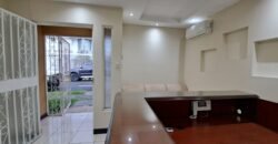 Oficinas en Rohrmoser con amplisimo parqueo! Venta o alquiler