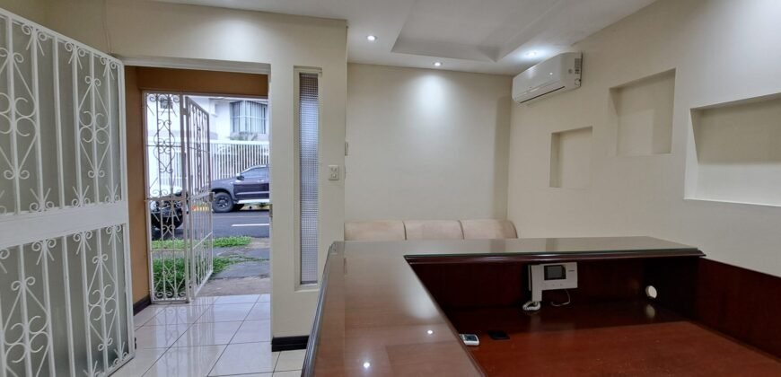 Oficinas en Rohrmoser con amplisimo parqueo! Venta o alquiler