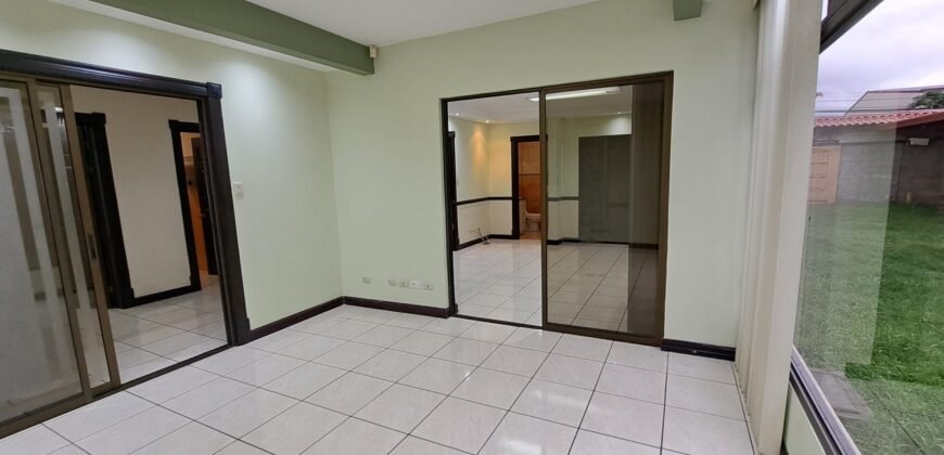 Oficinas en Rohrmoser con amplisimo parqueo! Venta o alquiler