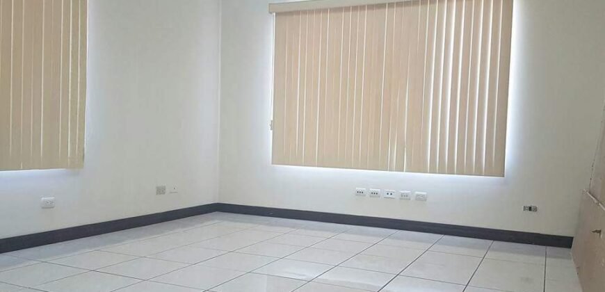 Oficinas en Rohrmoser con amplisimo parqueo! Venta o alquiler