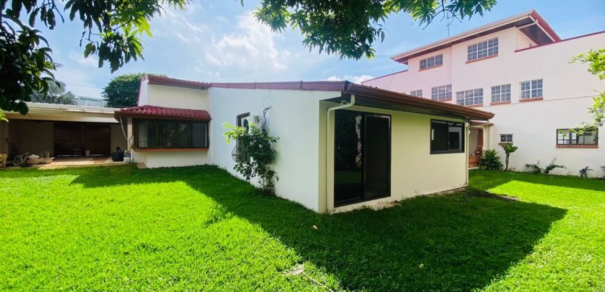 Venta de casa elegante en Trejos Montealegre, Escazú