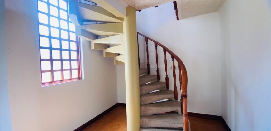 Venta de casa elegante en Trejos Montealegre, Escazú