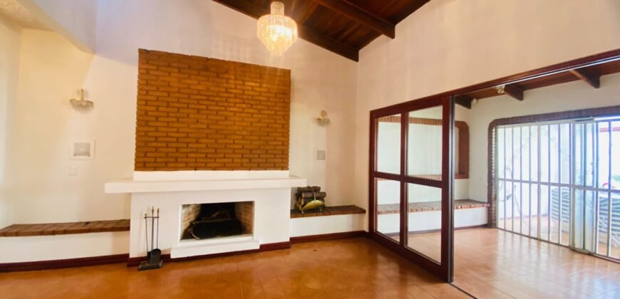 Venta de casa elegante en Trejos Montealegre, Escazú