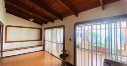 Venta de casa elegante en Trejos Montealegre, Escazú