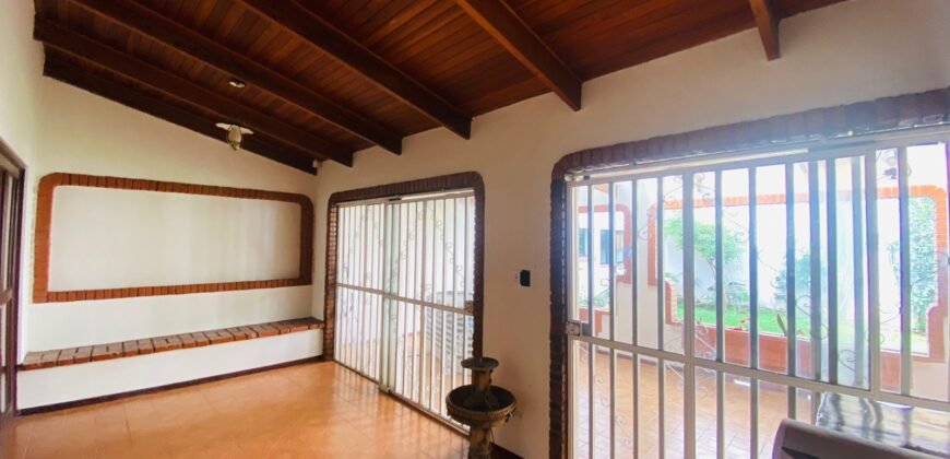 Venta de casa elegante en Trejos Montealegre, Escazú