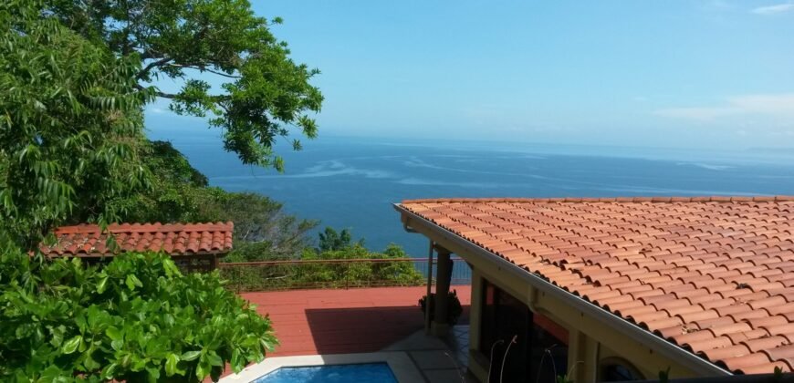 ¡Casa con Vista al Océano en el Club de Playa Punta Leona!