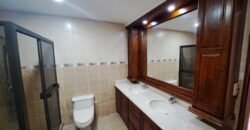 ¡Casa de Lujo en Venta con Vista Increíble al Parque!
