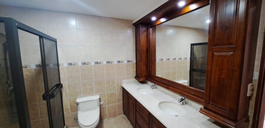 ¡Casa de Lujo en Venta con Vista Increíble al Parque!