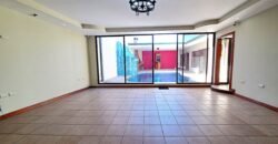 ¡Casa de Lujo en Venta con Vista Increíble al Parque!