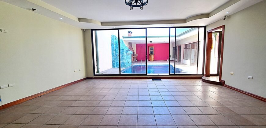 ¡Casa de Lujo en Venta con Vista Increíble al Parque!