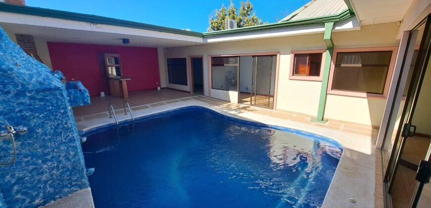 ¡Casa de Lujo en Venta con Vista Increíble al Parque!