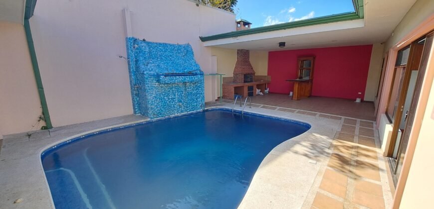 ¡Casa de Lujo en Venta con Vista Increíble al Parque!