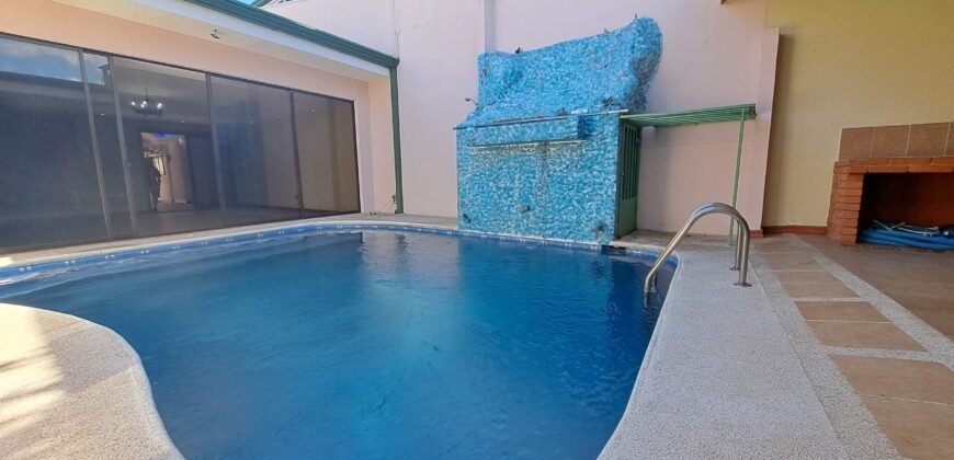 ¡Casa de Lujo en Venta con Vista Increíble al Parque!