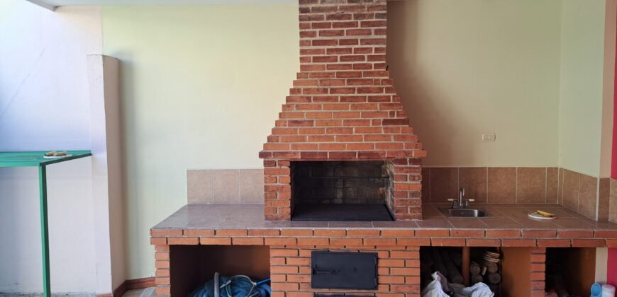 ¡Casa de Lujo en Venta con Vista Increíble al Parque!