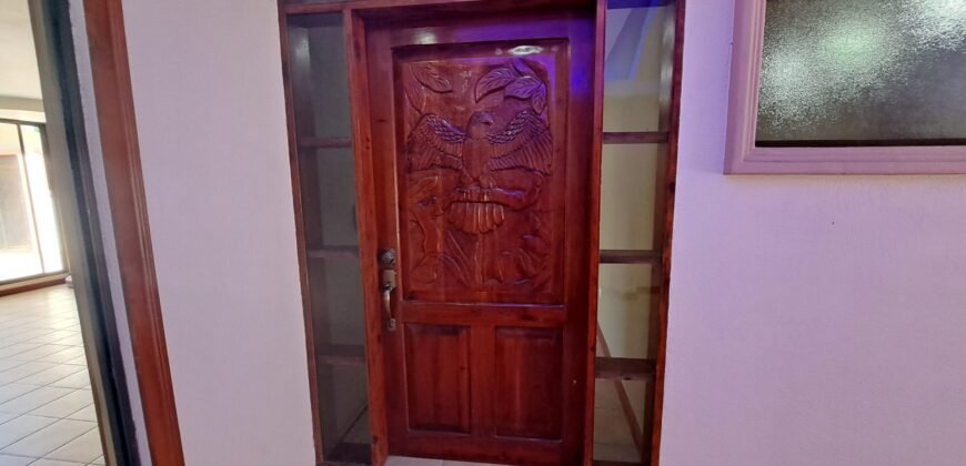 ¡Casa de Lujo en Venta con Vista Increíble al Parque!