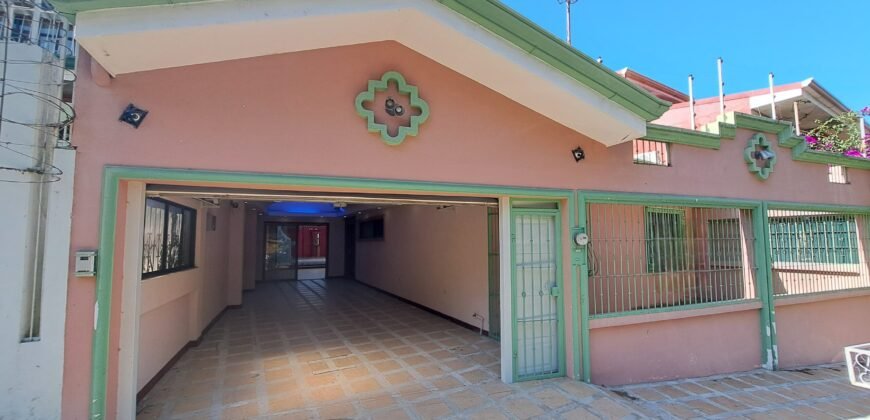 ¡Casa de Lujo en Venta con Vista Increíble al Parque!